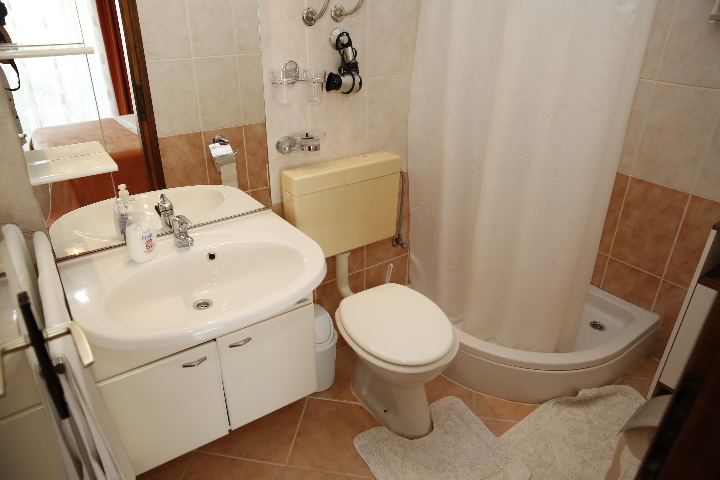 vodice-jukic_apartment-3_bathroom2