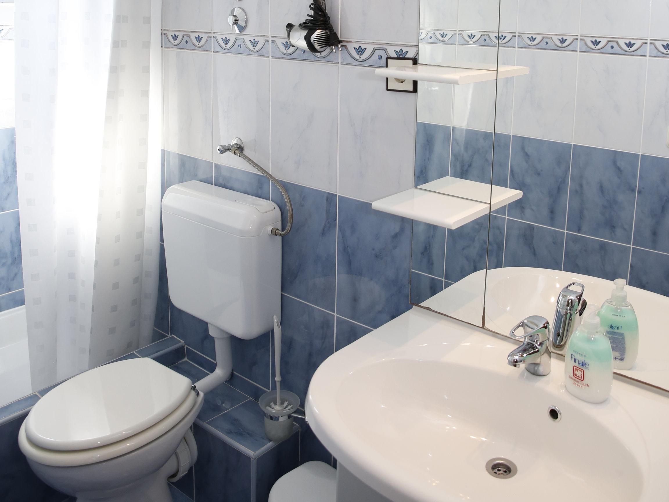 vodice-jukic_apartment-5_bathroom-blue