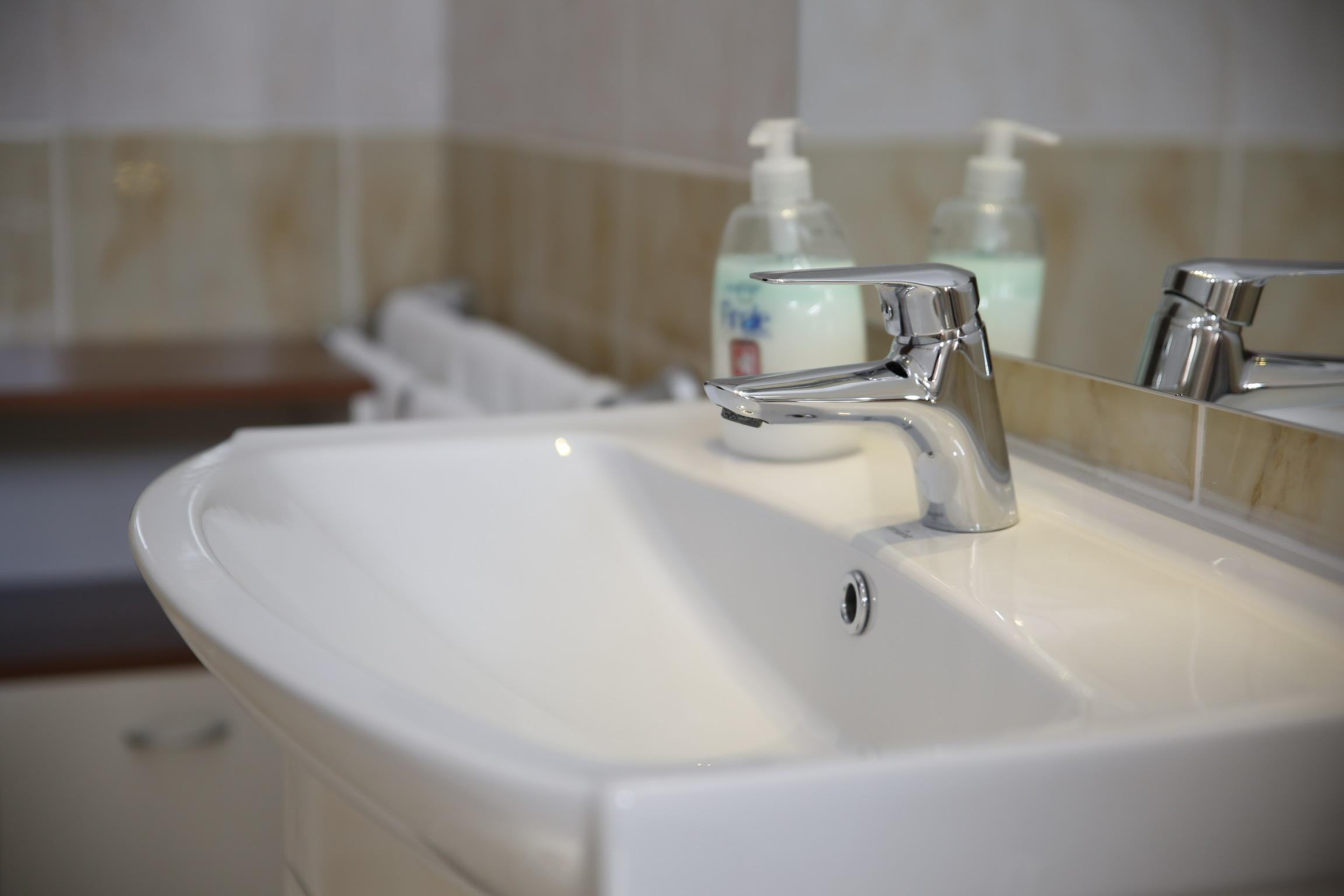 vodice-jukic_apartment-5_bathroom-brown-tap