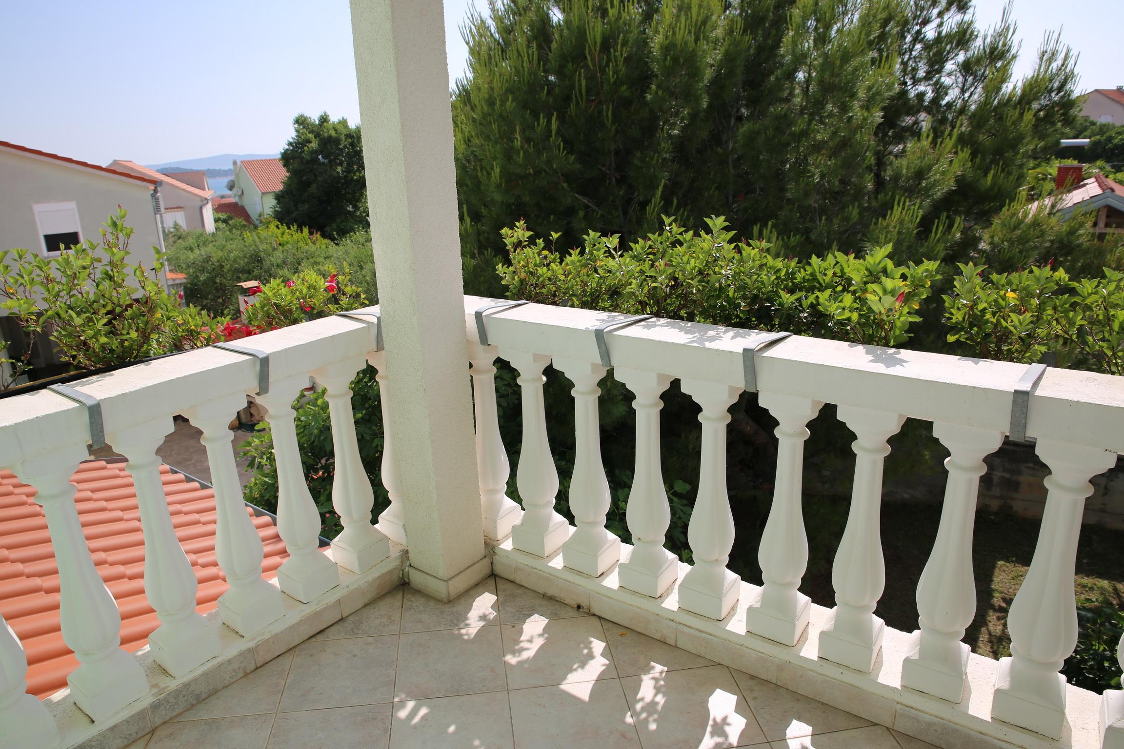 vodice-jukic_apartment-5_bedroom-brown-balcony