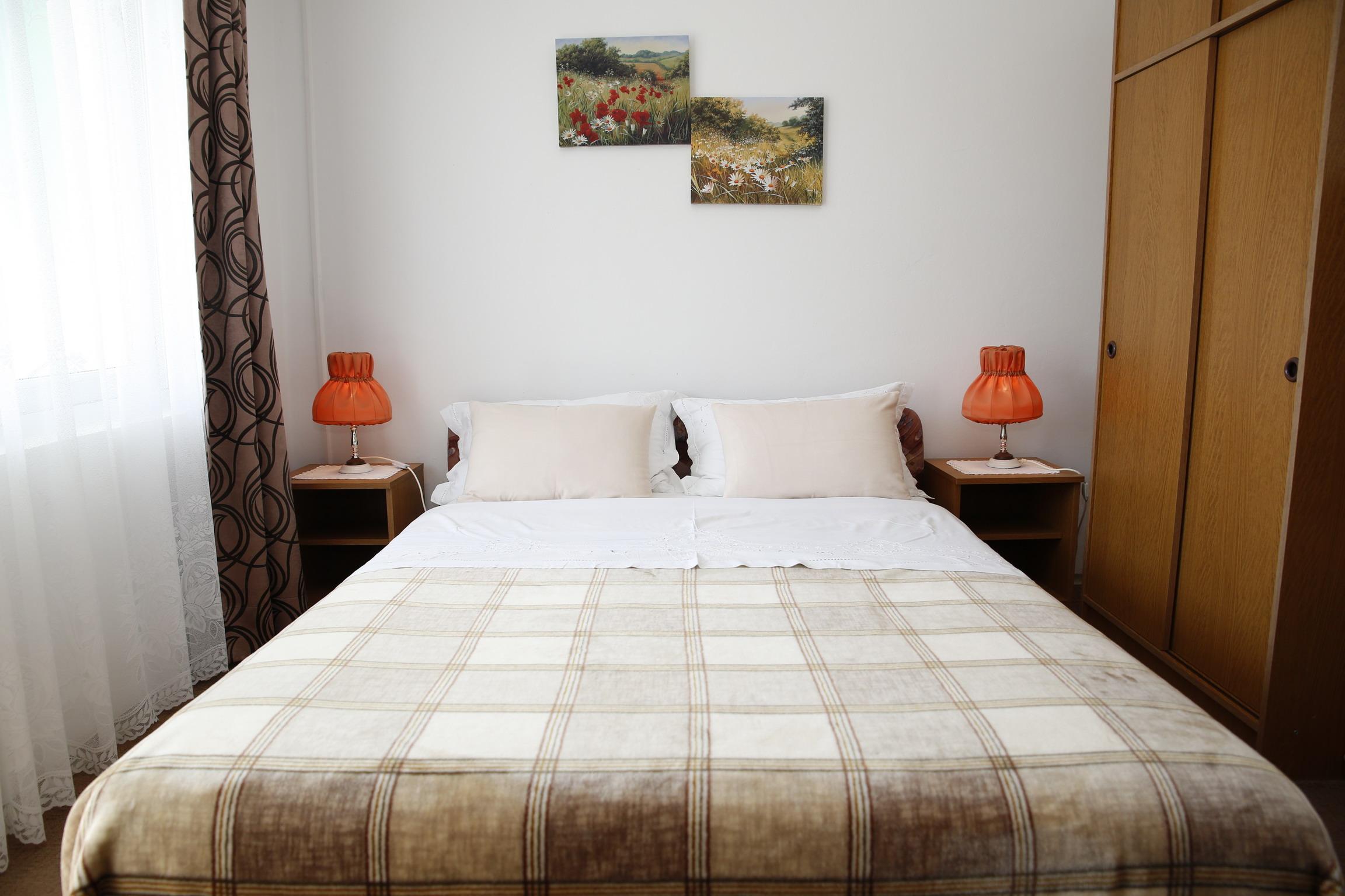 vodice-jukic_apartment-5_bedroom-brown-bed